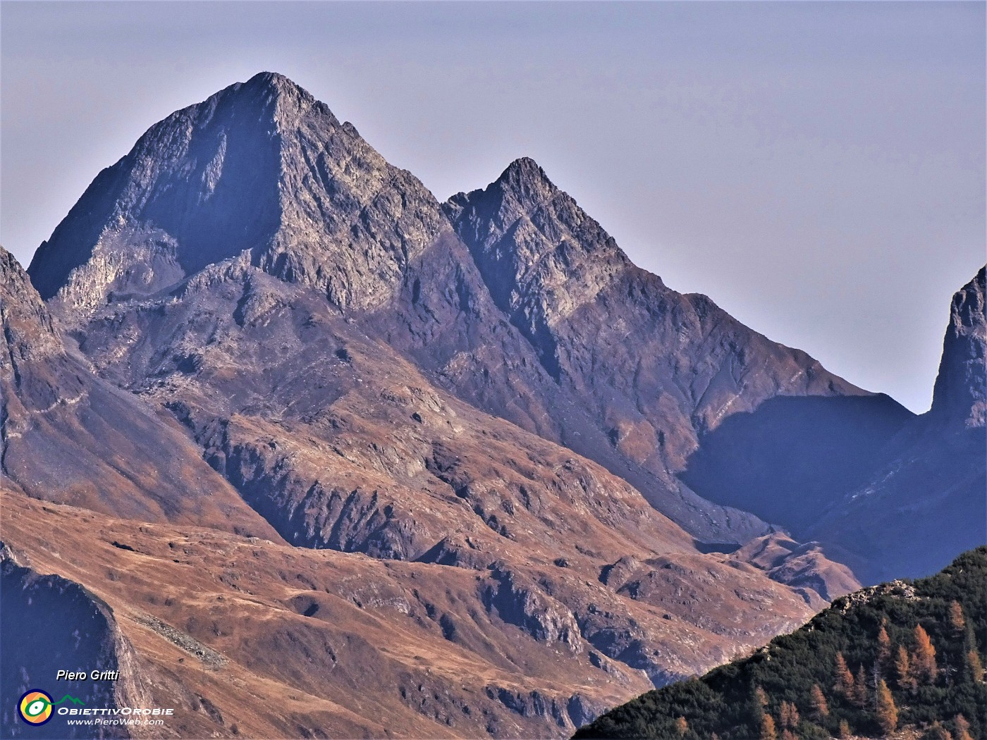 29 Mxi zoom sul Pizzo del Diavolo (2916 m).JPG